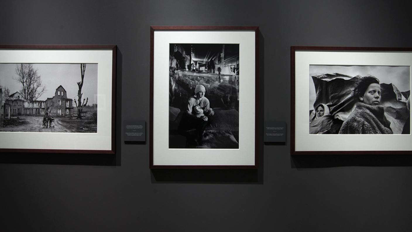 Installation view della mostra Sebastião Salgado. Exodus. In cammino sulle strade delle migrazioni, 2019, Fondazione Pistoia Musei, Palazzo Buontalenti e Antico Palazzo dei Vescovi 