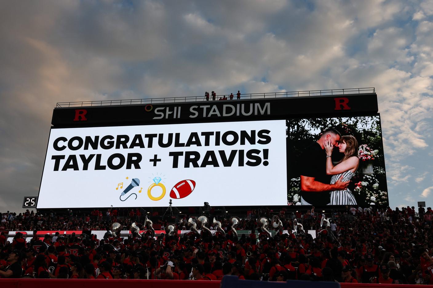 Taylor Swift Travis Kelce.jpg