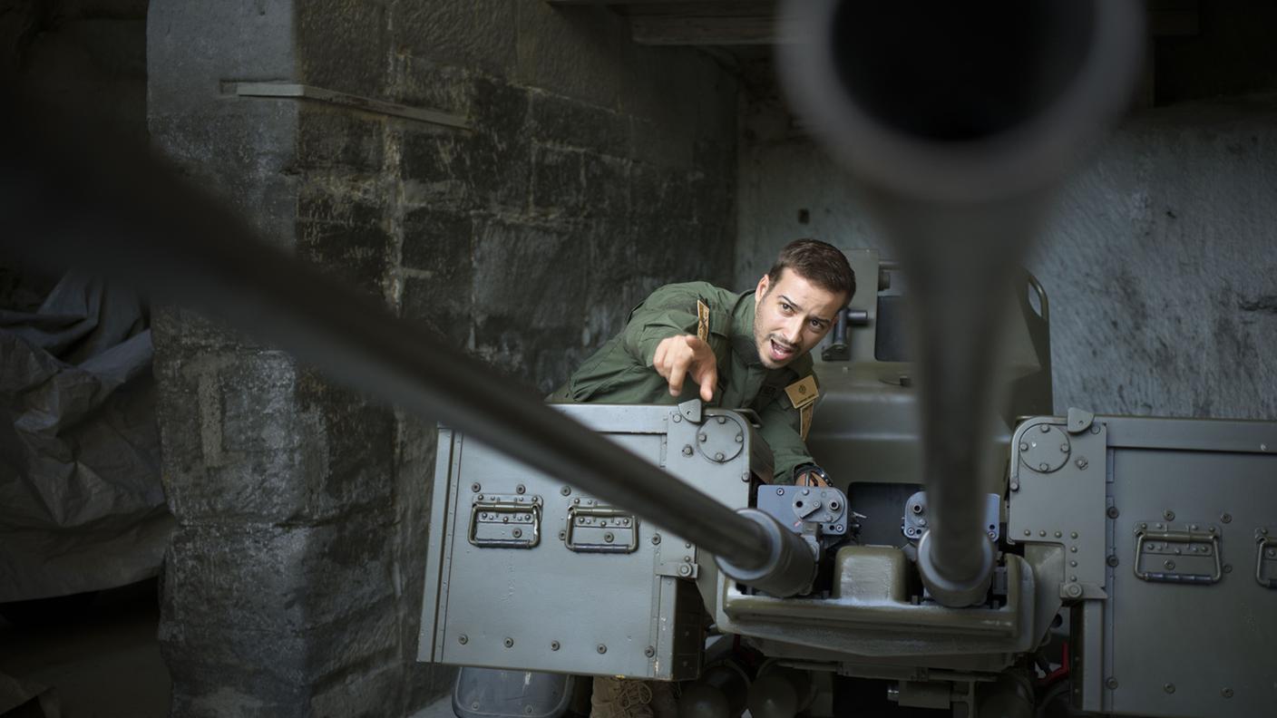 Il "Re di Svizzera" Jonas Lauwiner con il suo cannone da 20mm a Oberburg, 2025