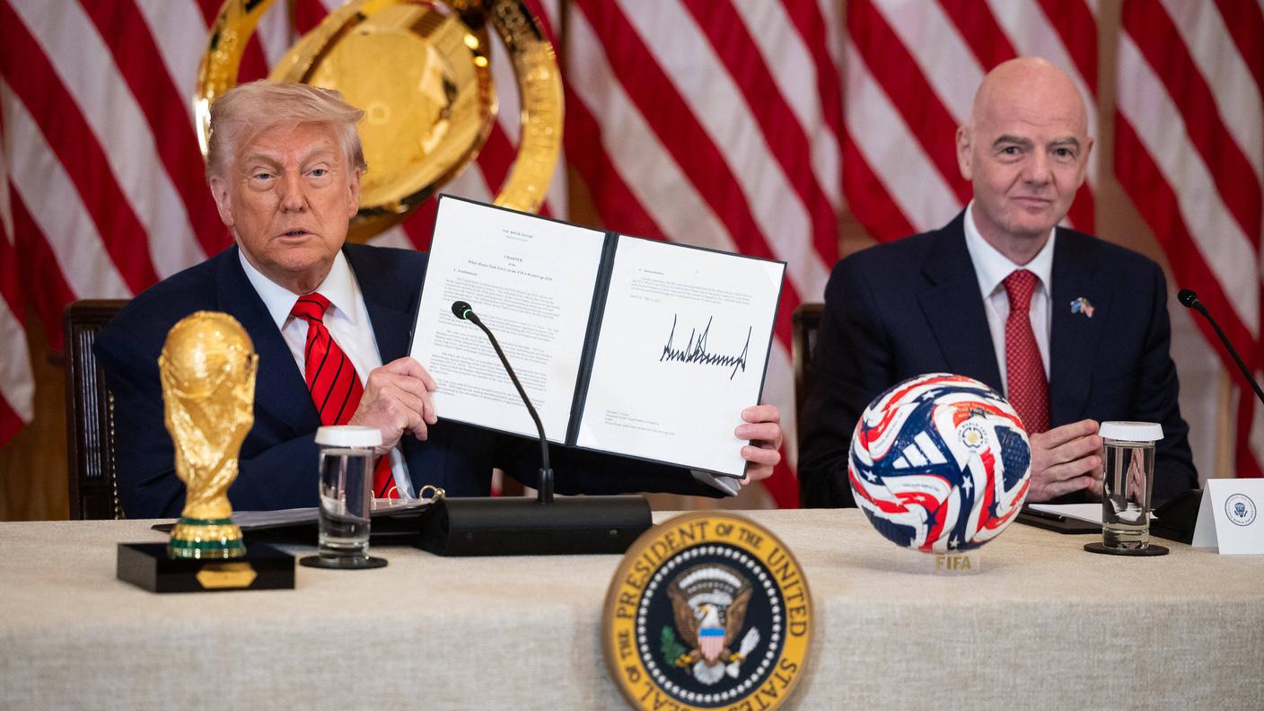 Gianni Infantino con Donald Trump e la coppa del mondo, 2025
