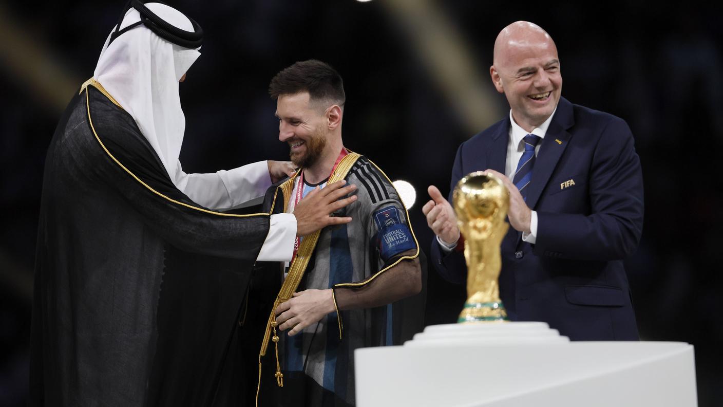 Gianni Infantino con Lionel Messi e Amim Bin Hamad Al Thani, 2022