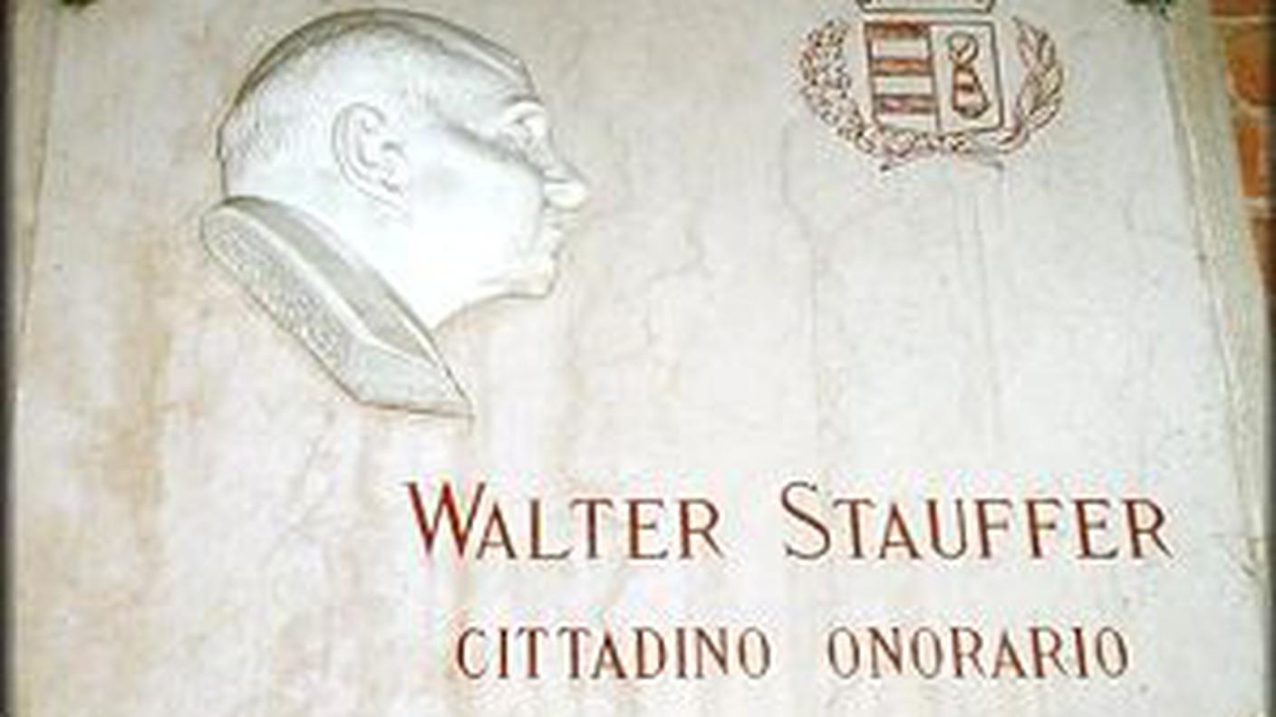 La lapide di Walter Stauffer posta nella Piazza del Comune di Cremona, opera dello scultore cremonese Ercole Priori. 
