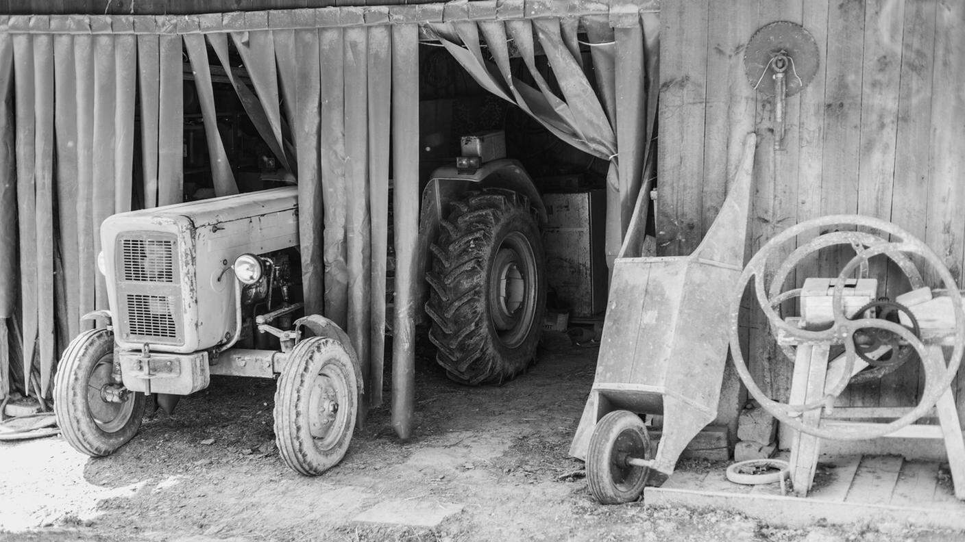 vecchio trattore e vecchie macchine in campagna