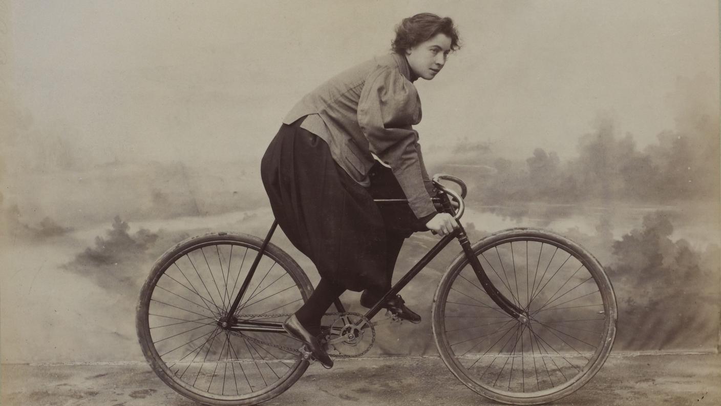 Marie Tual ciclista professionista indossa i bloomers durante una gara ciclistica, 1896-1897.jpg