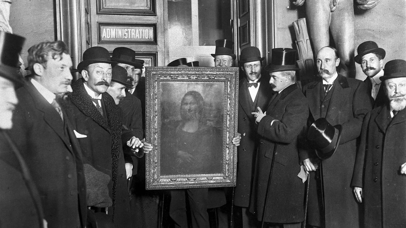 After_photo_for_the_return_of_Gioconda_at_the_Louvre_Museum_1914.jpg