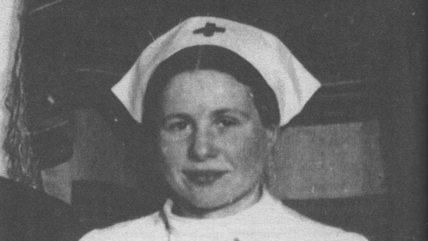 La Sendler, nella sua uniforme da infermiera, fotografata alla vigilia di Natale del 1944.jpg