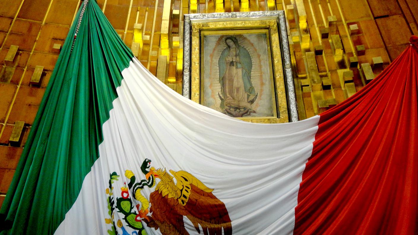 Città del Messico, Basilica di Nostra Signora di Guadalupe. La tilma (mantello) attribuita a Juan Diego, con l’immagine della Guadalupana, esposta sopra l’altare maggiore. 