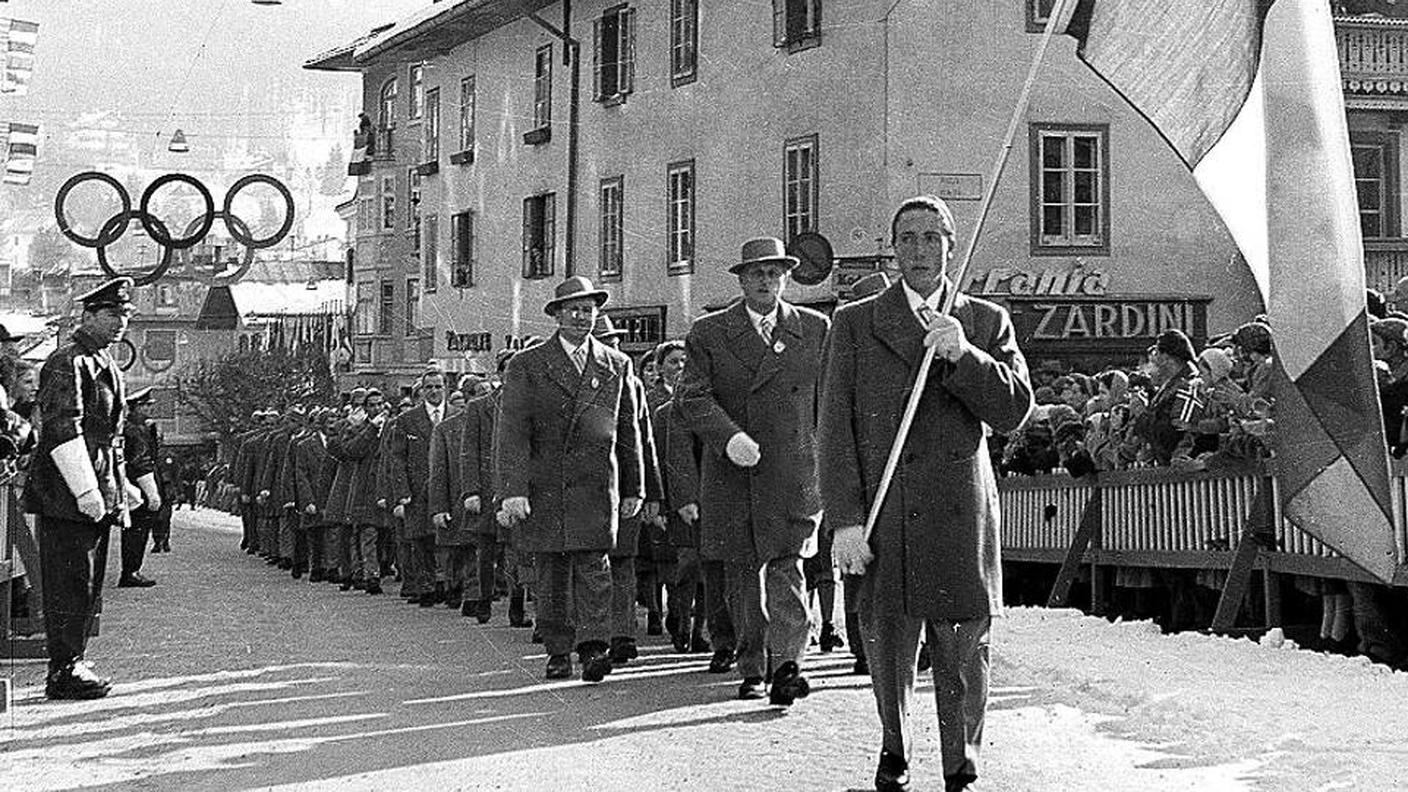 Cortina d’Ampezzo, la delegazione italiana durante il corteo dei VII Giochi olimpici invernali (1956).