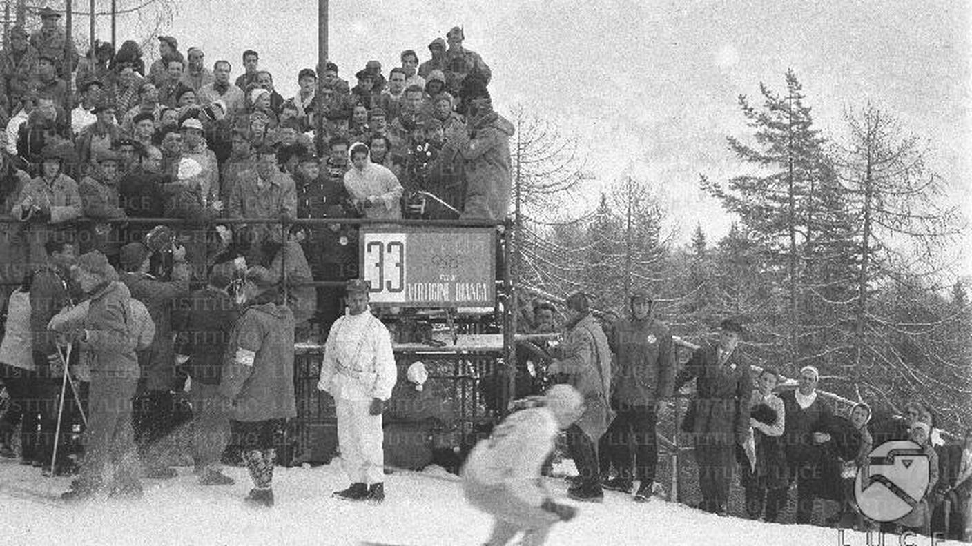 L'attrice Sophia Loren assiste dalla postazione dell'Istituto Luce in tribuna alle gare dei Giochi invernali di Cortina d'Ampezzo (1956).