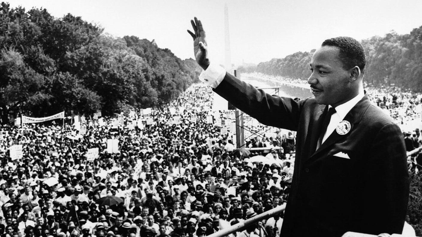 Martin Luther King Jr. si rivolge a una folla dai gradini del Lincoln Memorial, dove pronunciò il suo celebre discorso “I Have a Dream”, durante la marcia su Washington del 28 agosto 1963.