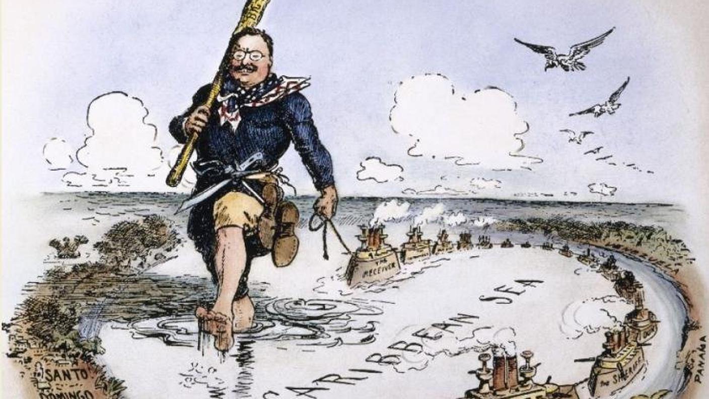Vignetta satirica del 1904: Theodore Roosevelt domina il Mar dei Caraibi con il “Big Stick”, raffigurato come sceriffo e riscossore, simbolo della nuova politica interventista statunitense verso Venezuela, Panama, Cuba e Santo Domingo.