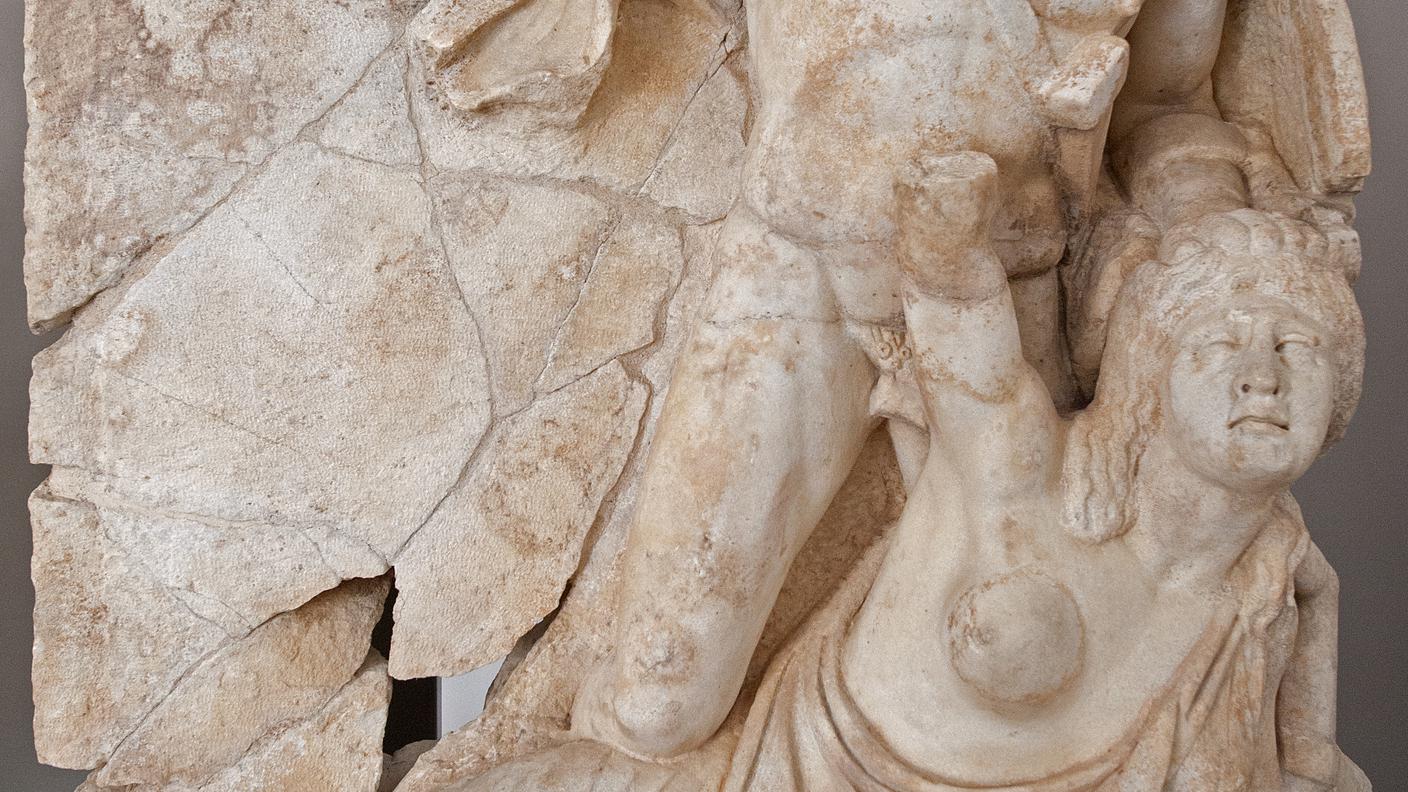 Fregio del I secolo d.C., la Britannia personificata sconfitta sotto il ginocchio dell’imperatore Tiberio.