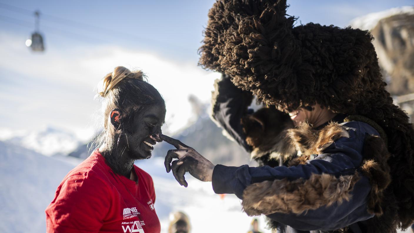 Un «Pschuurirolli» annerisce il volto di una donna nubile (Splügen, 2024).