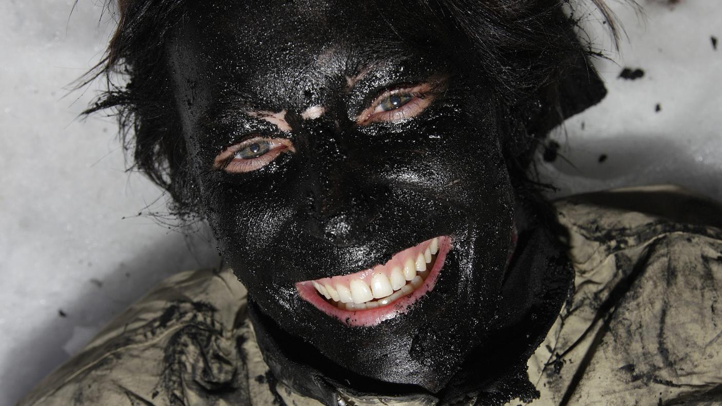 Una giovane donna nubile, dopo essere stata annerita da un «Pschuurirolli» (Splügen, 2012).