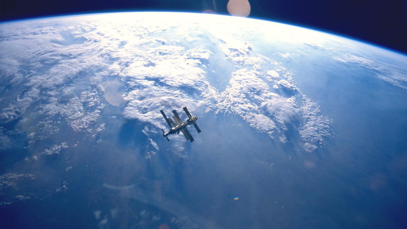La Terra e la stazione spaziale Mir fotografate durante la missione STS‑71 dello Space Shuttle Atlantis, il primo storico aggancio tra uno Shuttle americano e la Mir.