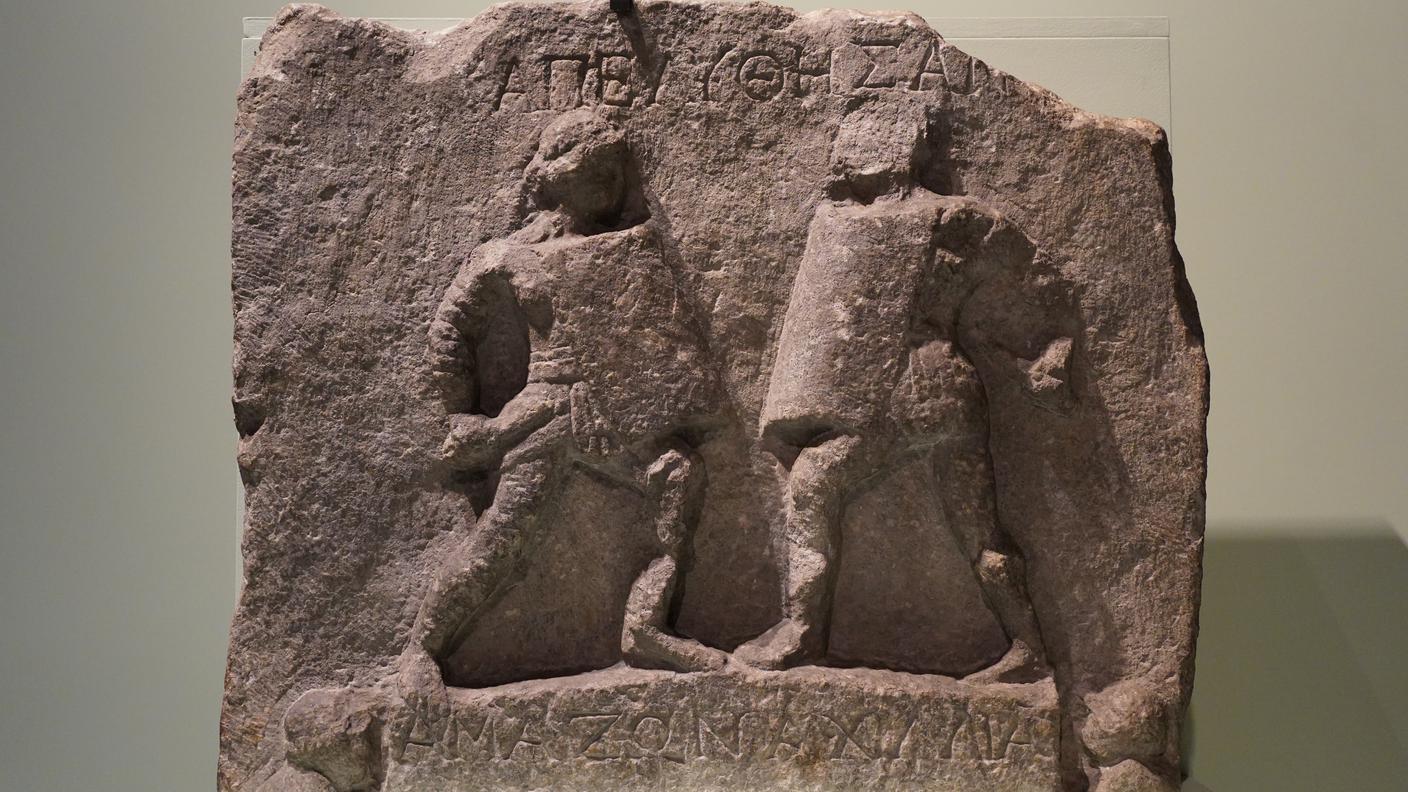 Due gladiatrici, chiamate dalle iscrizioni Amazzone e Achillia, si affrontano in un rilievo proveniente da Alicarnasso e databile al II secolo d.C.