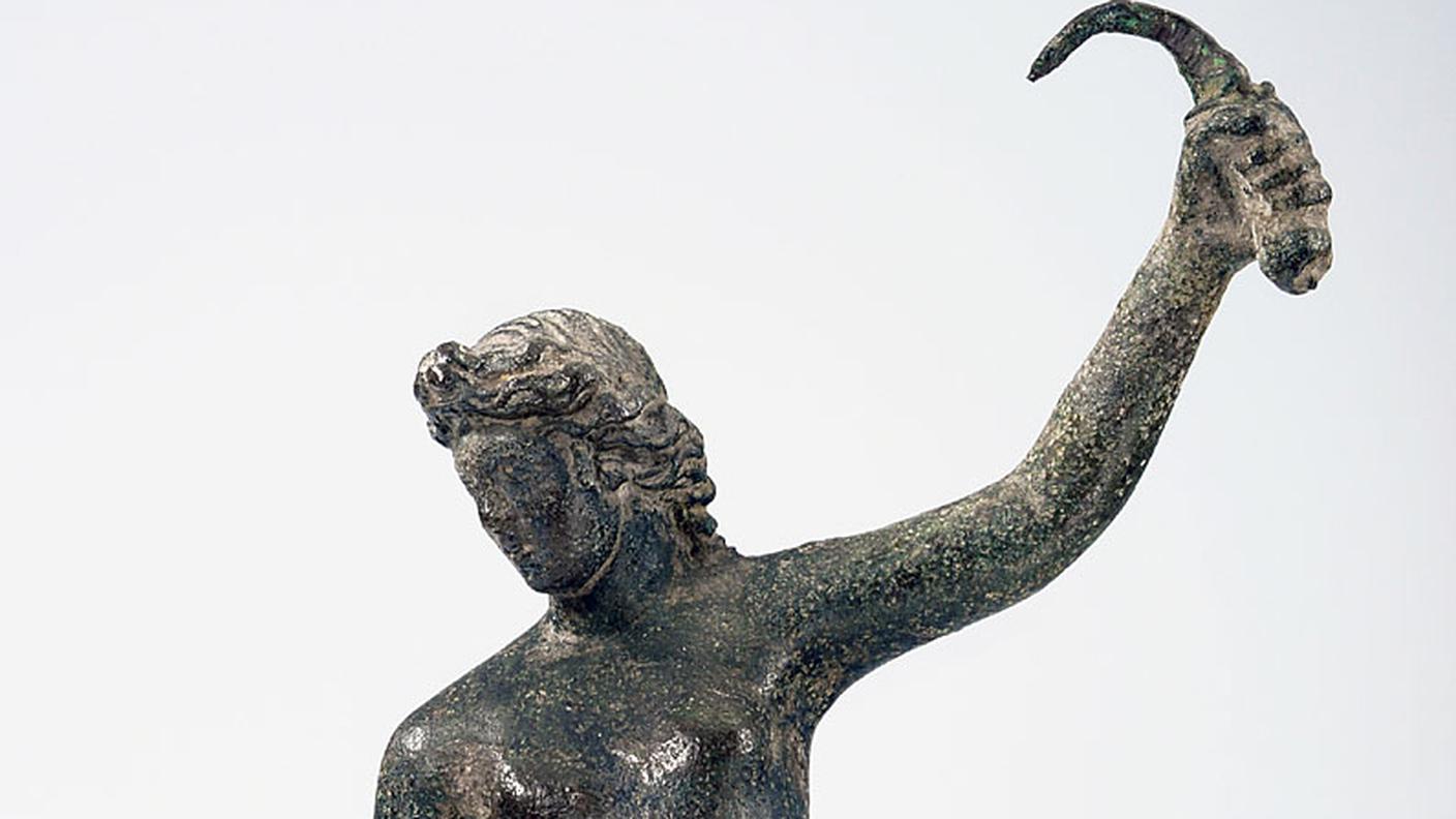 Statuetta bronzea di età romana, fra I e II secolo d.C., conservata ad Amburgo. La figura femminile è stata interpretata come una gladiatrice vittoriosa, anche se altri studiosi preferiscono riconoscervi un’atleta con strigile. Proprio questa incertezza ne fa un reperto importante per il dibattito sulle donne armate nell’immaginario romano.