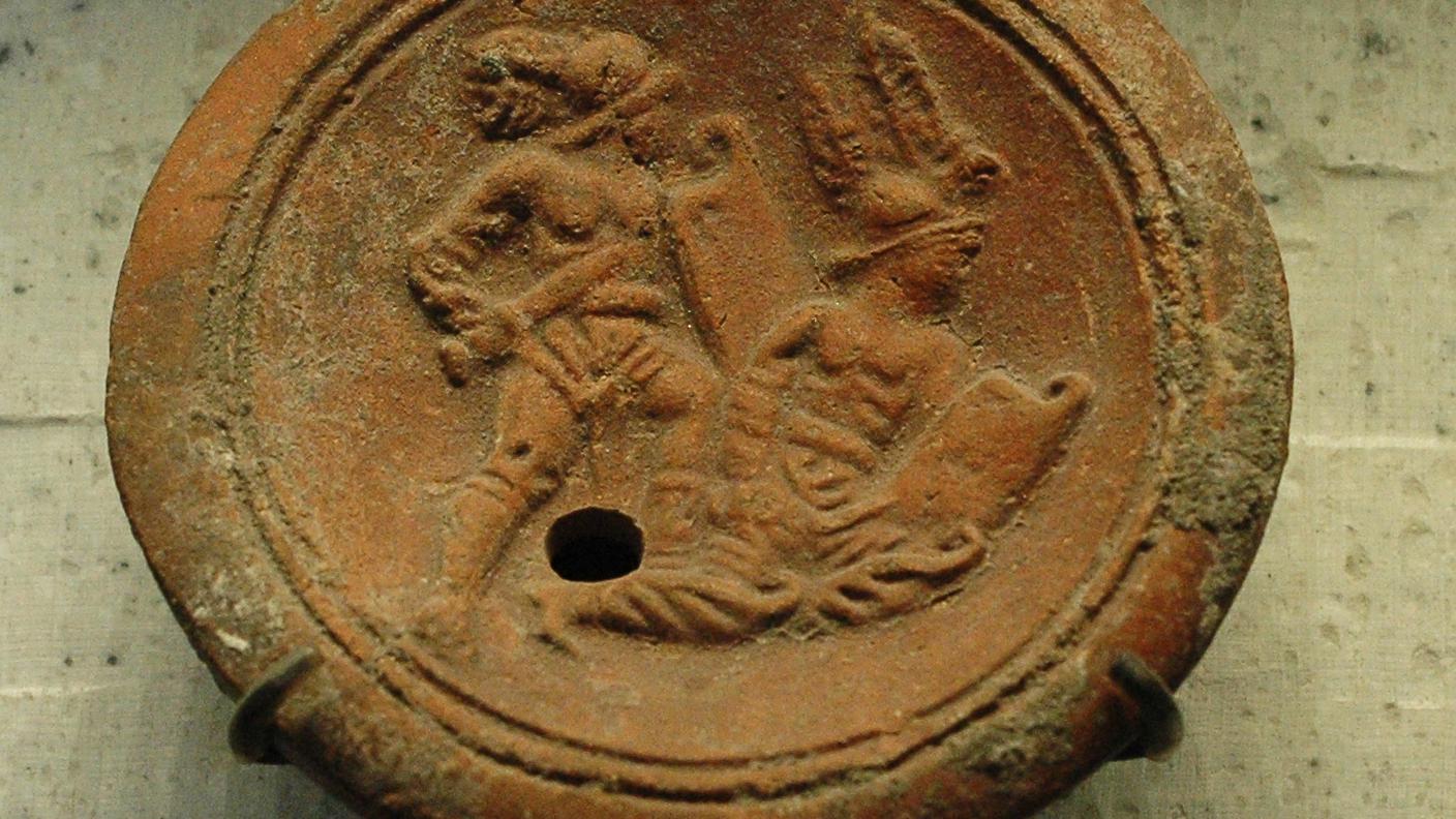 Lucerna romana, probabilmente di produzione asiatica, databile al II secolo d.C., oggi al Louvre. La scena centrale è stata letta come un combattimento fra due donne gladiatrici, una in piedi e una in ginocchio, entrambe armate.