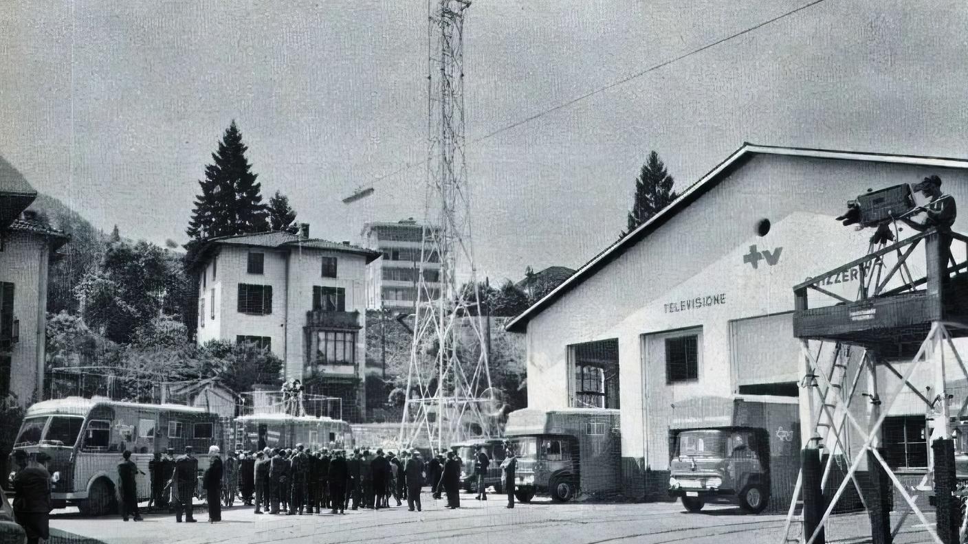 Con l’apertura degli studi provvisori di Paradiso nel 1961, la Televisione della Svizzera Italiana mosse i suoi primi passi autonomi: il Ticino non si limitava più a ricevere programmi dall’Oltre Gottardo, ma iniziò finalmente a produrli e a raccontarsi in televisione.