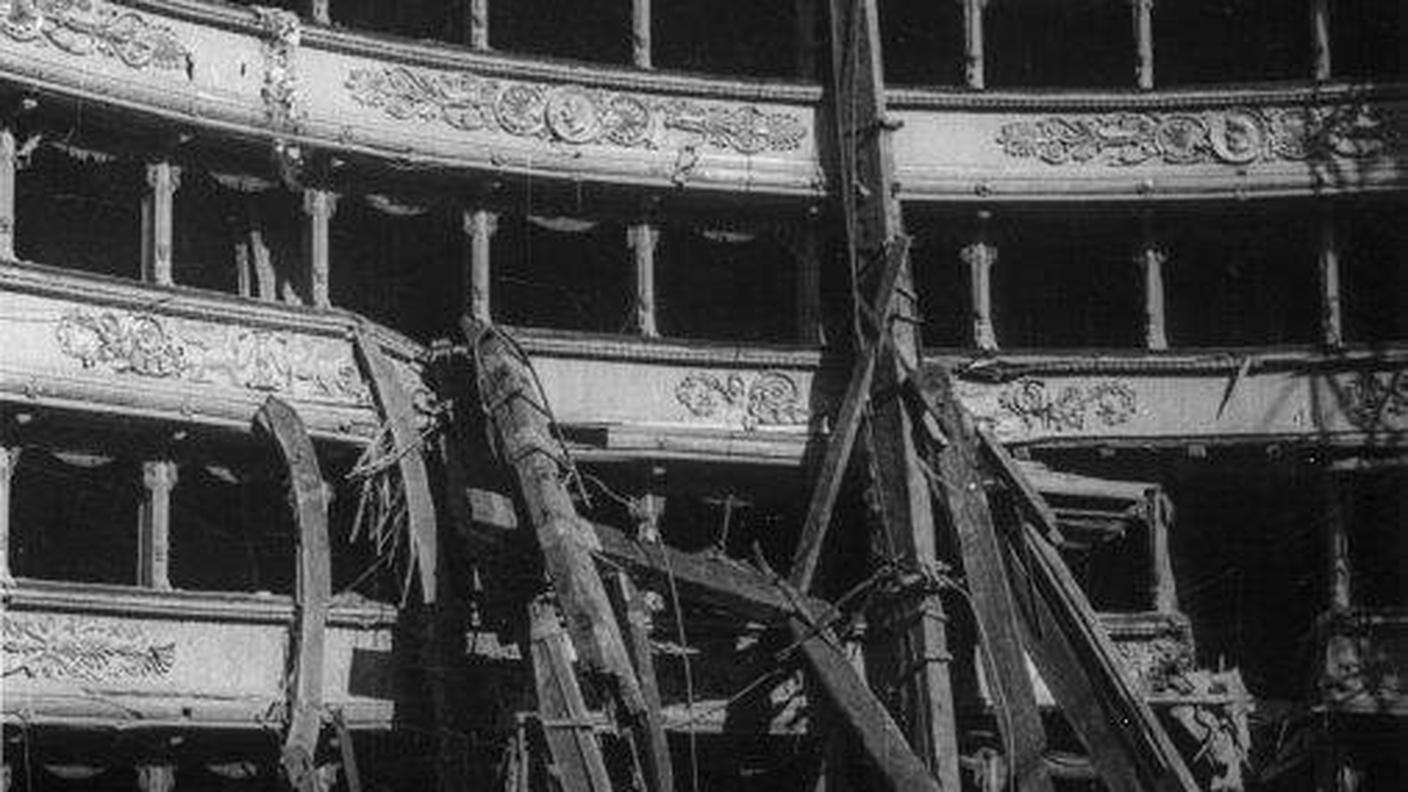 L'interno del Teatro alla Scala di Milano dopo il bombardamento del 1943.