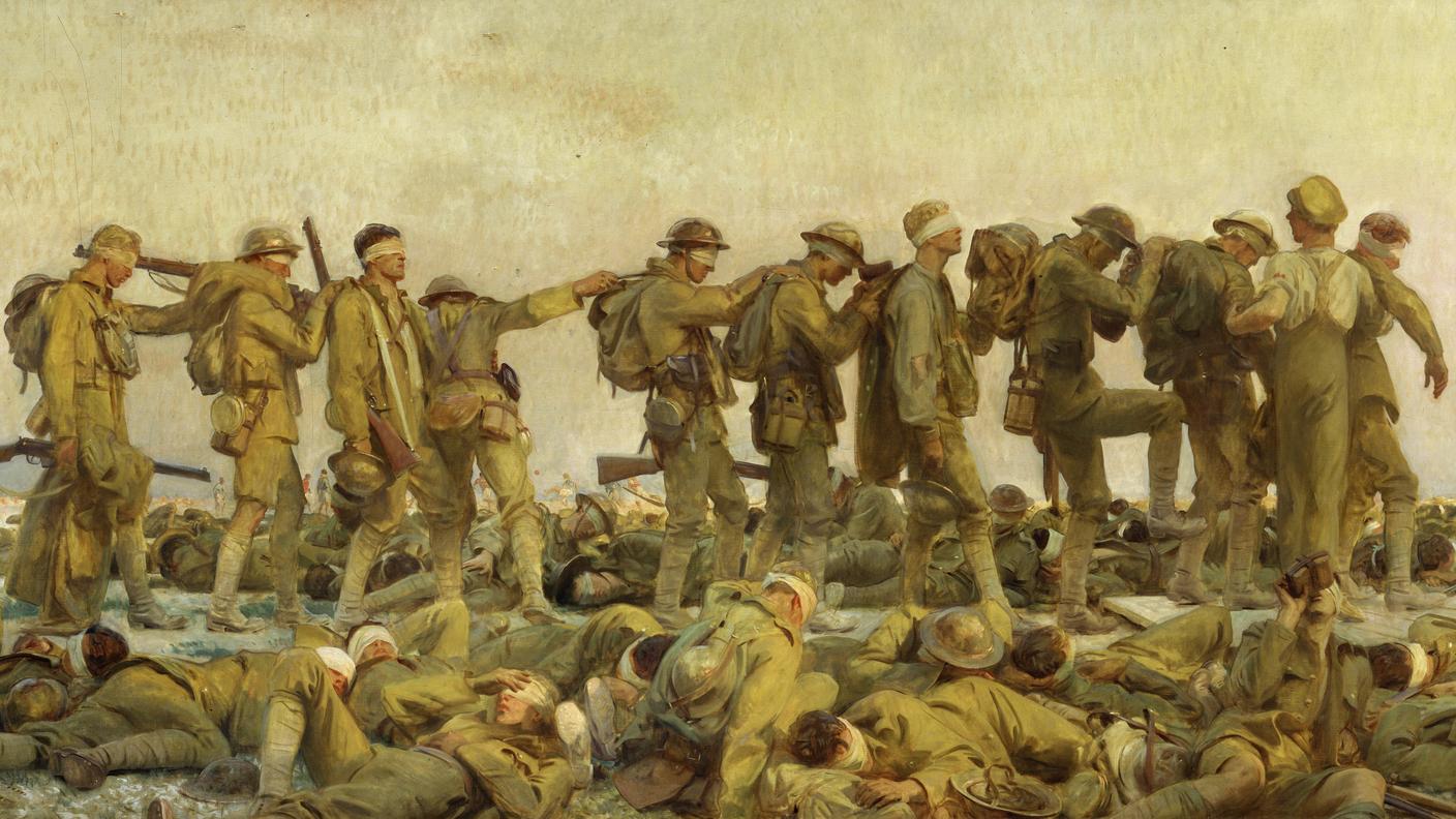 John Singer Sargent, Gassed, 1919, Imperial War Museums. Una fila di soldati accecati dai gas viene guidata verso il posto di medicazione, mentre sullo sfondo continua perfino una partita di calcio. È la guerra industriale, sospesa tra dolore di massa e normalizzazione dell’orrore.