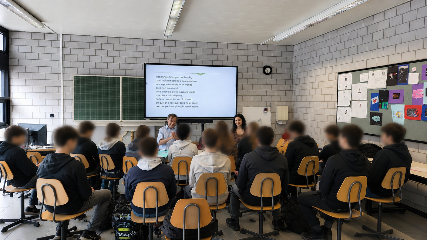 La classe IVD della scuola media di Viganello durante la Settimana di educazione alla cittadinanza, in dialogo con Pierre Ograbek, giornalista RSI, e con la professoressa Sultan Filimci. Fotografia di Leonardo Marchetti.