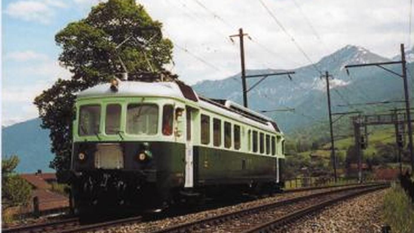 Dettaglio di copertina. Bern–Neuenburg-Bahn, Ed. Prellbock Druck & Verlag, 2001. 
160 illustrazioni, 17 piani, tabelle e schemi. Tra le principali opere d’arte figurano il viadotto sulla Sarine presso Gümmenen (393 m) e la galleria di Rosshäusern (1103 m). 