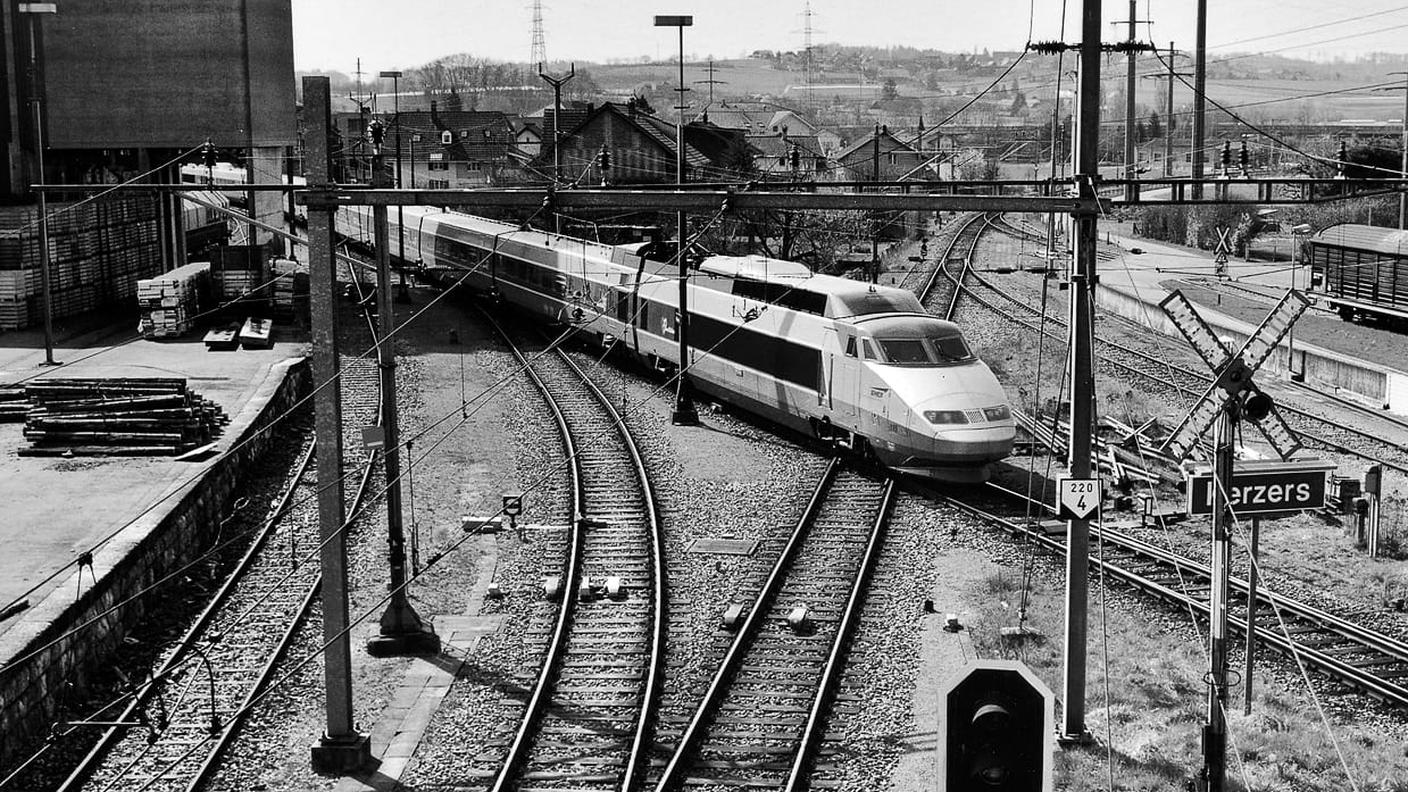 Un treno TGV di prima generazione in partenza dalla stazione di Kerzers. Il treno ad alta velocità francese è stato in servizio sulla linea BN dal 1987 al 2019.