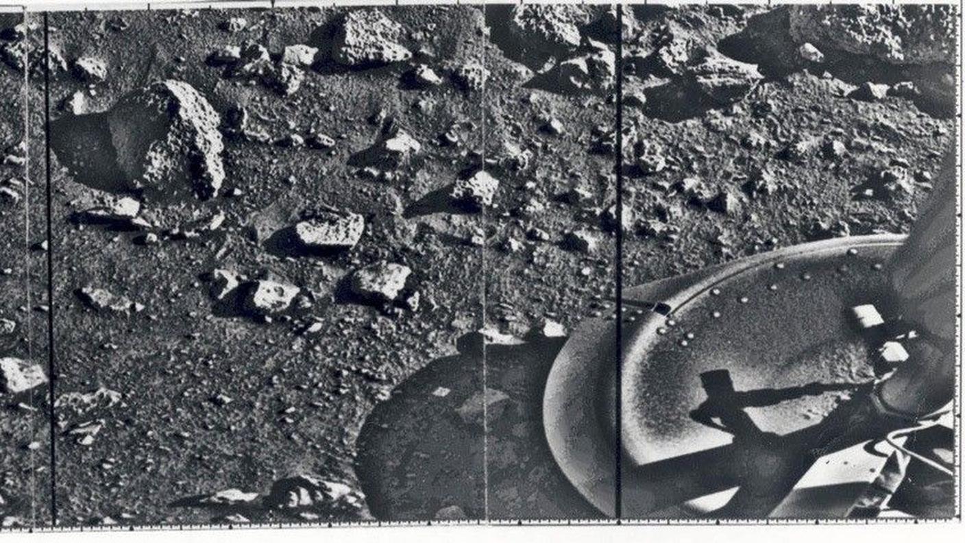 Copilot said:

La prima fotografia mai scattata dalla superficie di Marte, realizzata dalla sonda Viking 1 della NASA pochi minuti dopo il suo atterraggio il 20 luglio 1976.
