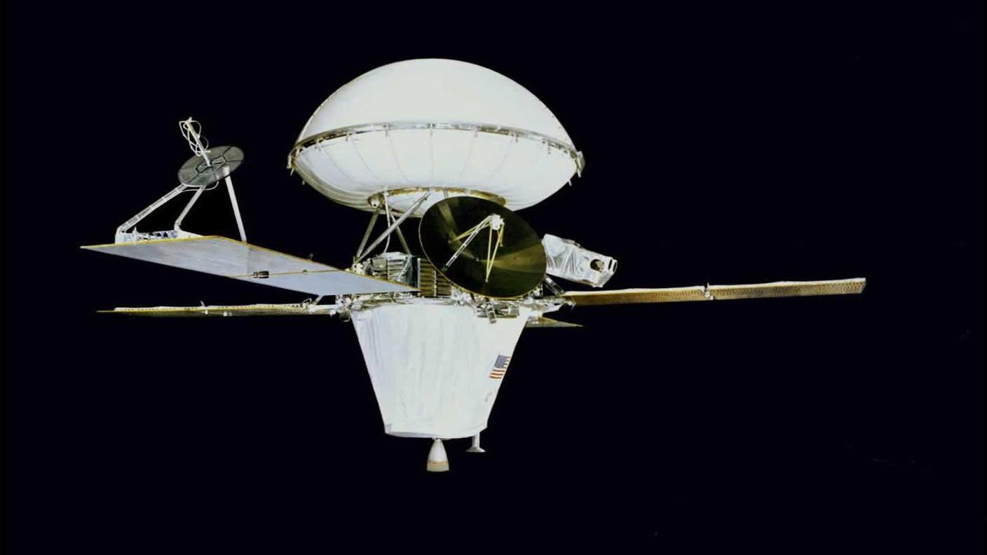 Lanciata il 20 agosto 1975, Viking 1 raggiunse Marte il 19 giugno 1976. Un mese dopo, il 20 luglio, il lander si separò dall'orbiter e atterrò nella regione di Chryse Planitia.