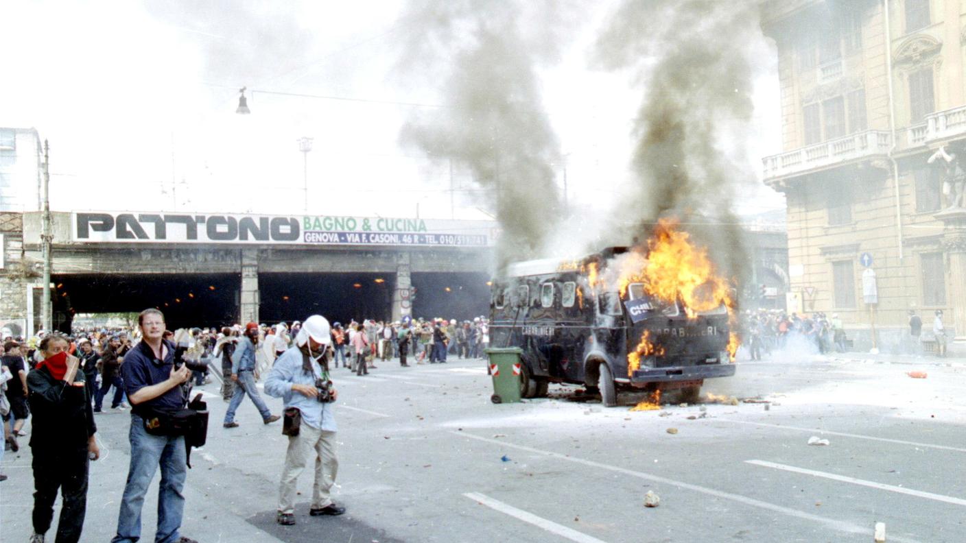Fatti del G8 del 20 luglio 2001. Incidenti a Corso Torino. Cellulare dei carabinieri dato alle fiamme