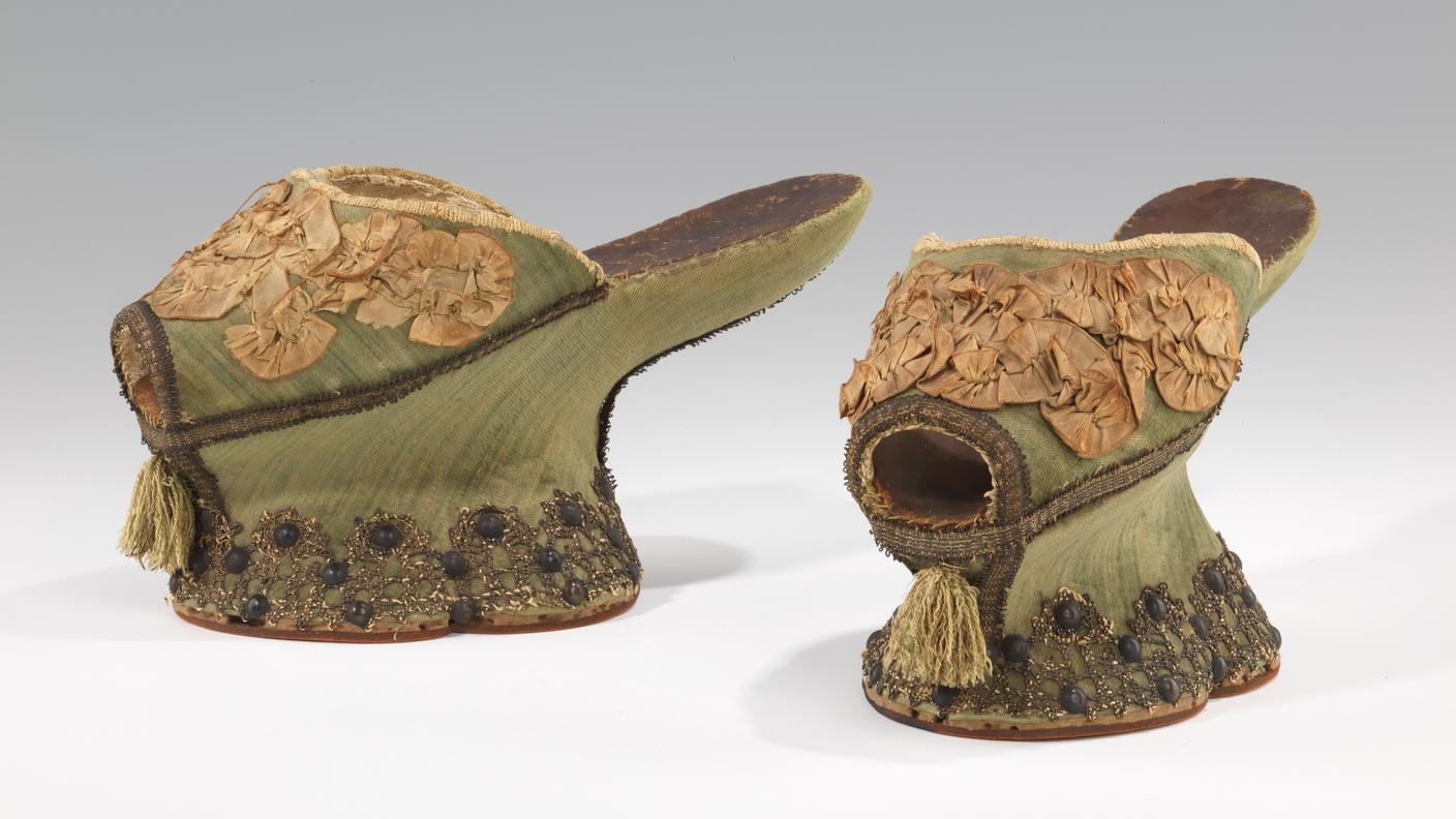 Chopines (1550-1650), in seta e metallo, simbolo di prestigio sociale nella Venezia e nella Spagna del XVI e XVII secolo. 
Brooklyn Museum Costume Collection, donazione del Brooklyn Museum nel 2009, originariamente donate da Herman Delman nel 1955.