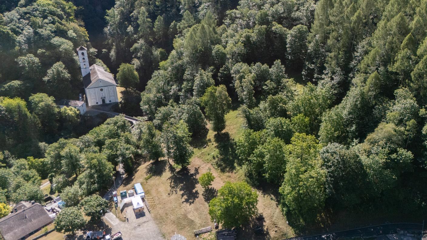 Roveredo (GR): presentazione del progetto di recupero della Strada di Maria Teresa. Nella foto,veduta panoramica aerea della zona di partenza della Strada di Maria Teresa a Rioveredo.