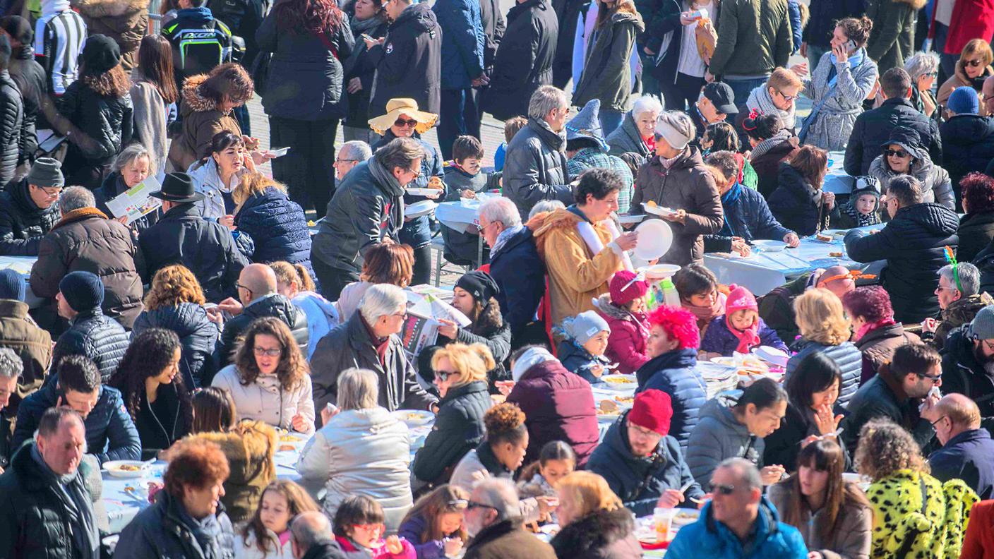 La folla che ha fatto onore alla risottata di lunedì in Piazza Riforma