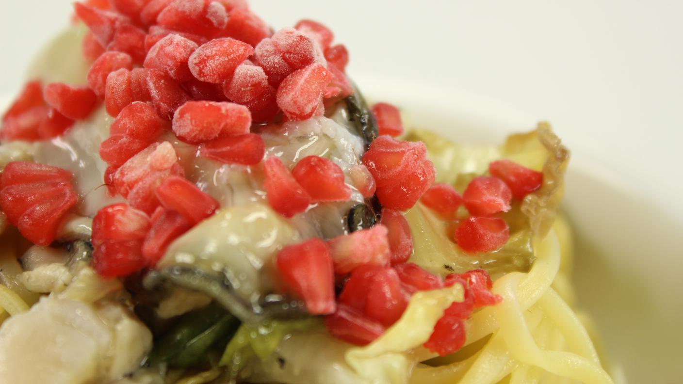 Tagliolini di pasta fresca con ostriche, lattuga e lampone ghiacciato