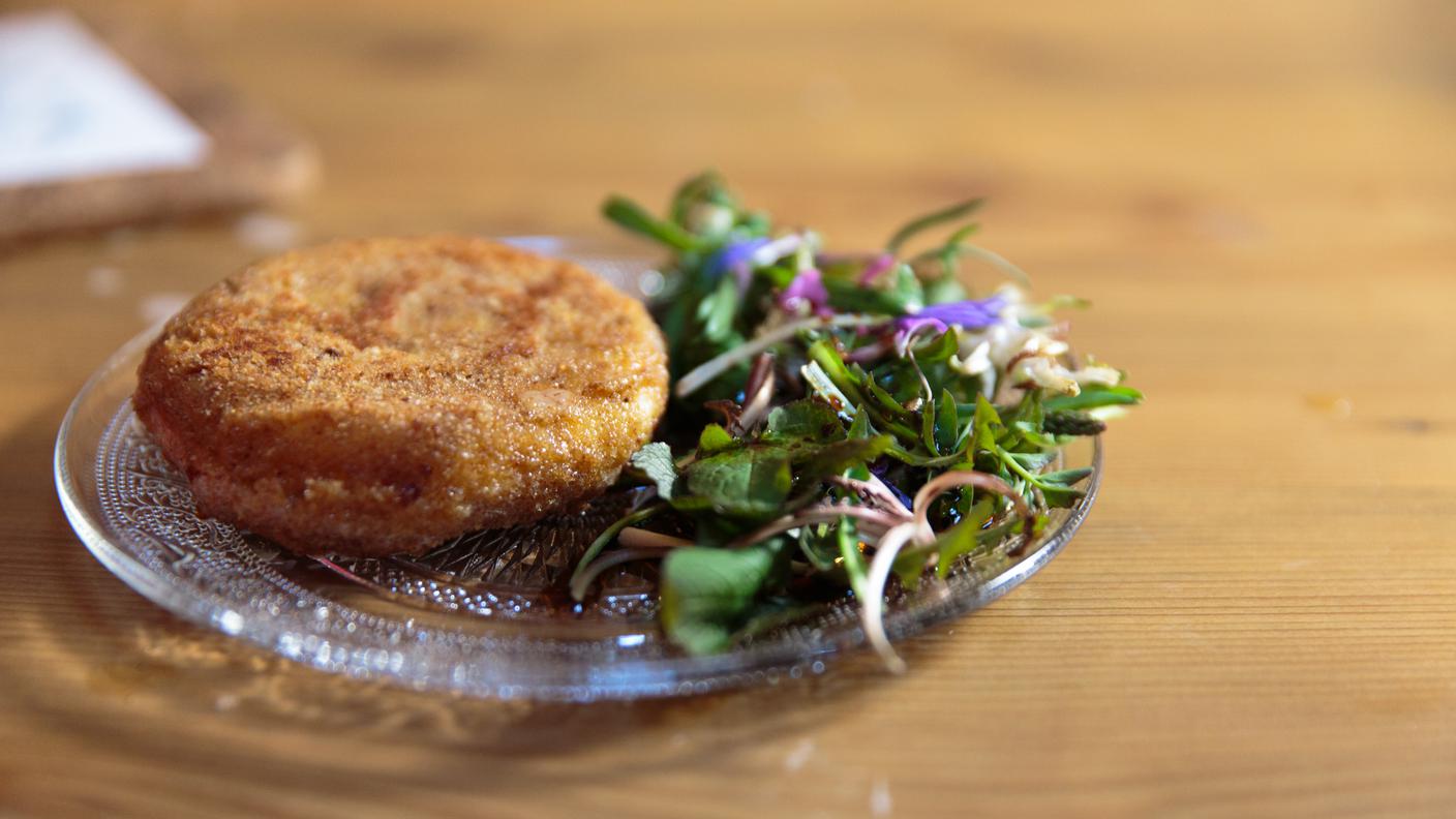 Antipasto: tomini fleurette croccanti e fondenti con insalatina di stagione e vinaigrette al miele