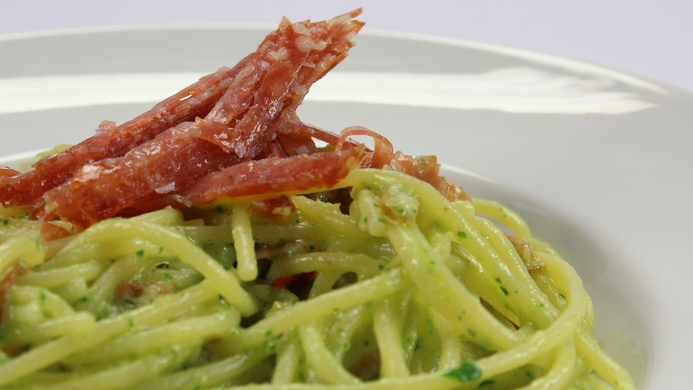 Spaghetti alla chitarra con salame, cipollotto e mollica di pane al prezzemolo