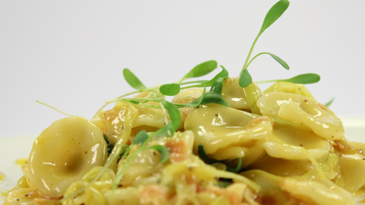 Orecchiette in "carbonara" di porri e salsa allo zafferano