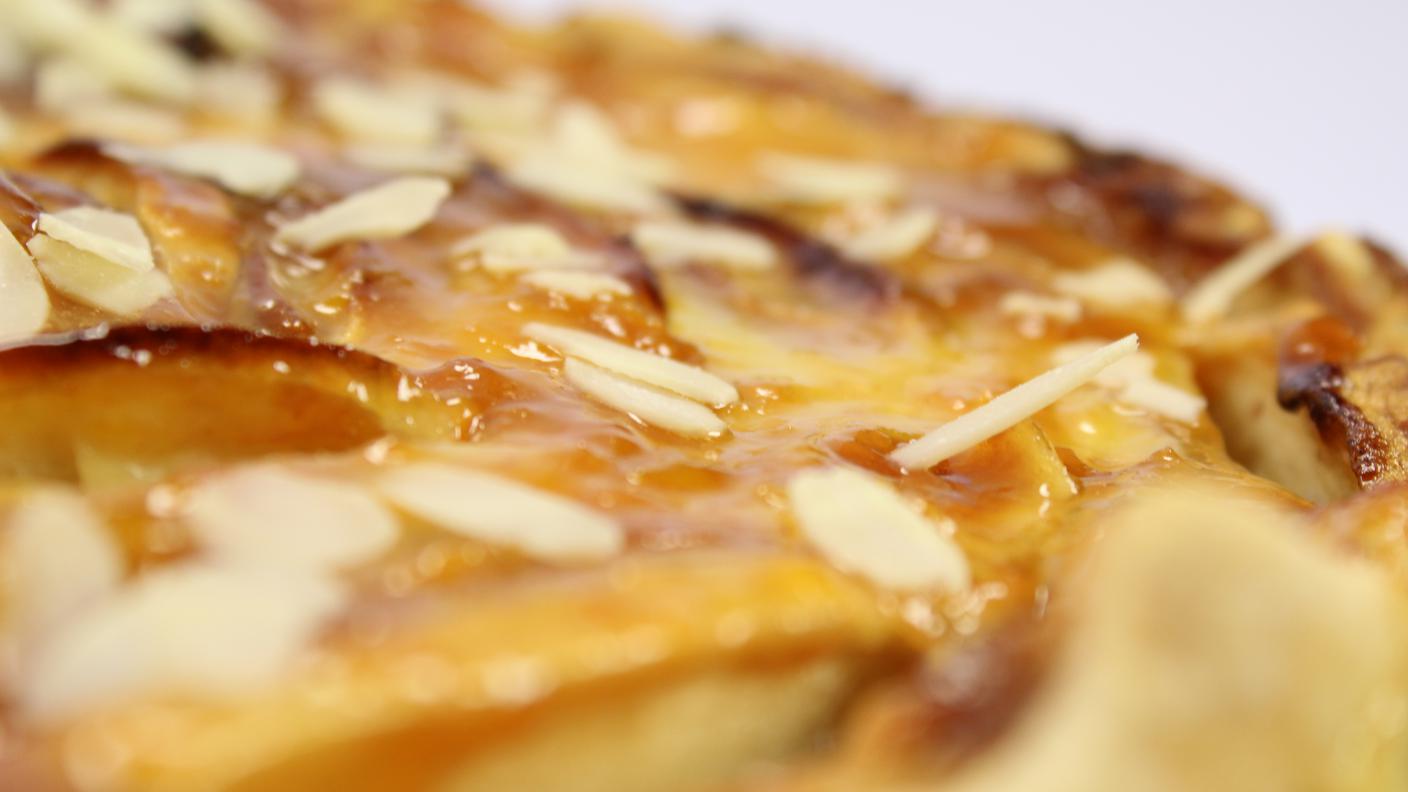 Torta ricca di pere e mele con panna