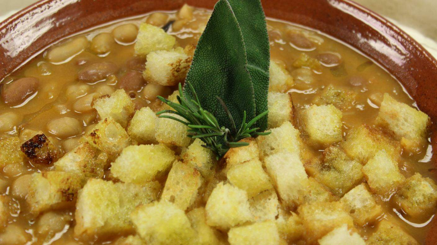 Zuppa di legumi misti alla grevigiana con pancetta e pane croccante