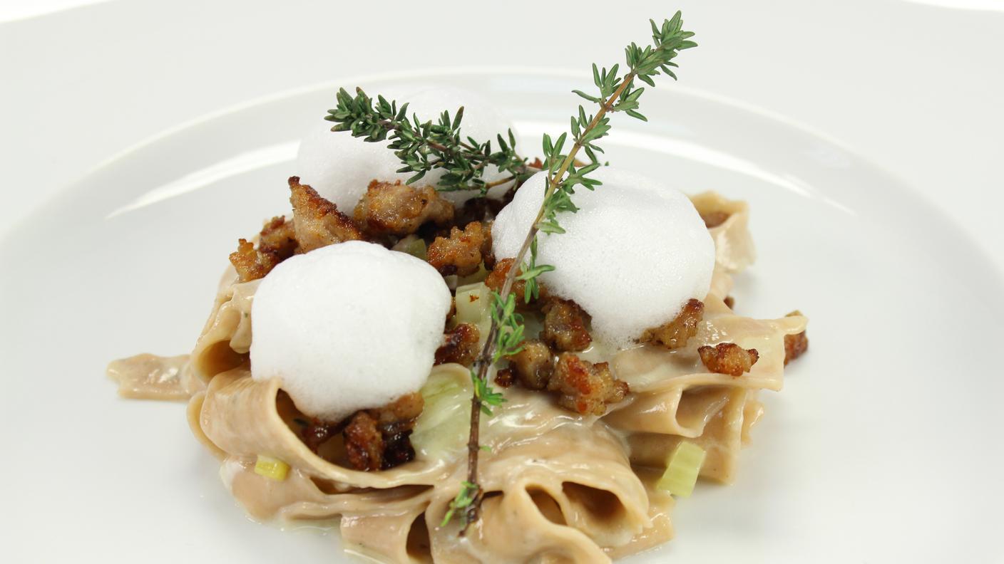 Stracci di pasta alle castagne, zincarlin, luganighetta e idromela “in aria”