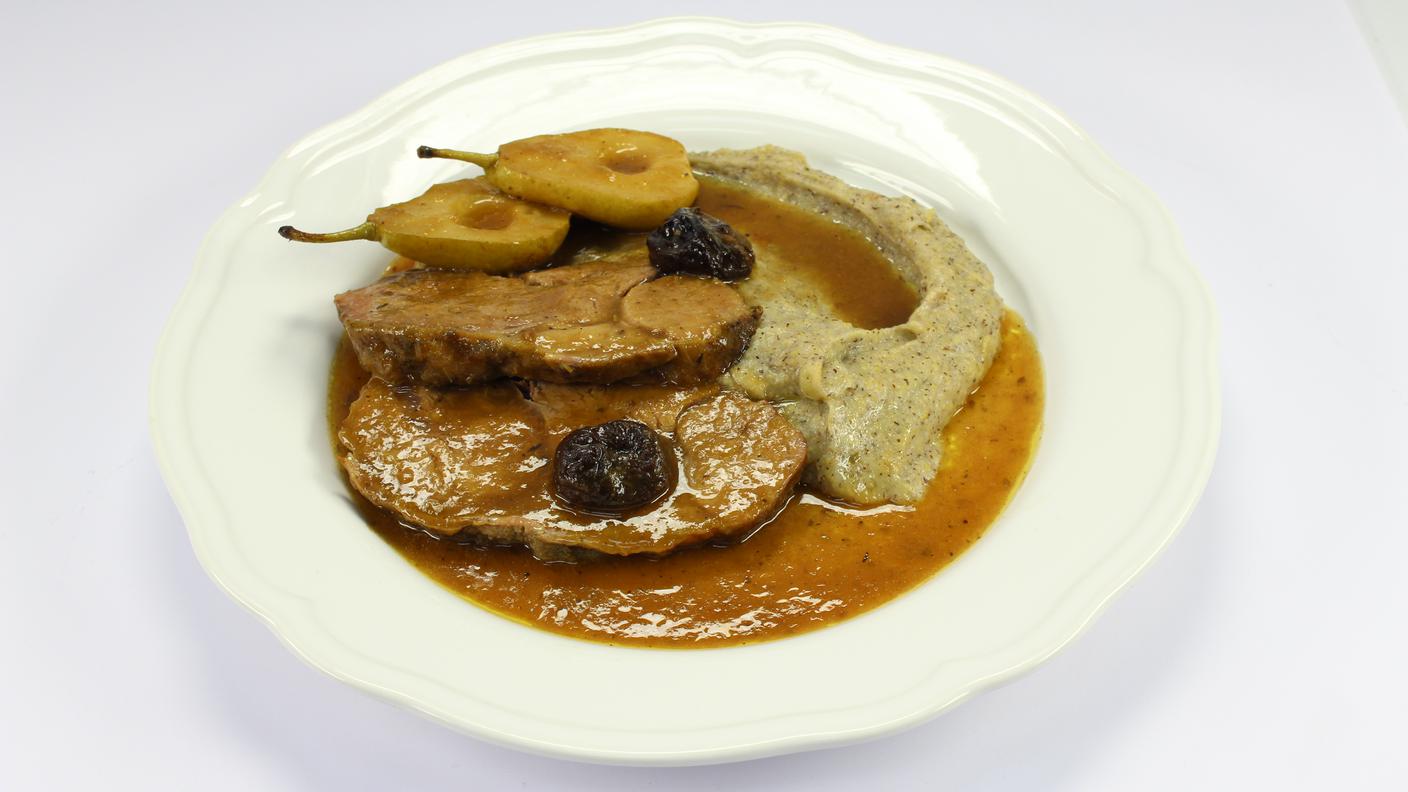 Brasato al vino bianco con pere, prugne, cannella e polenta taragna