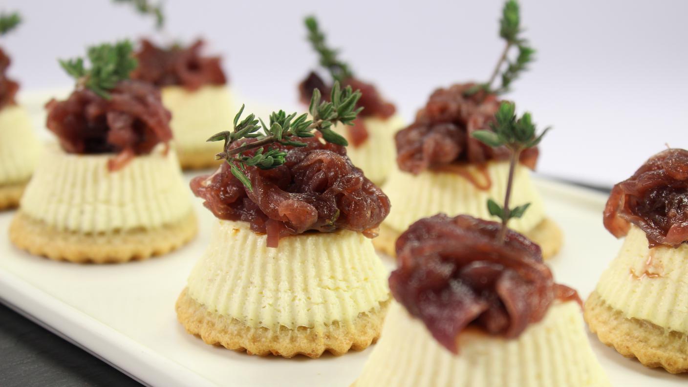 Tortini di formaggio fresco con cipolle caramellate