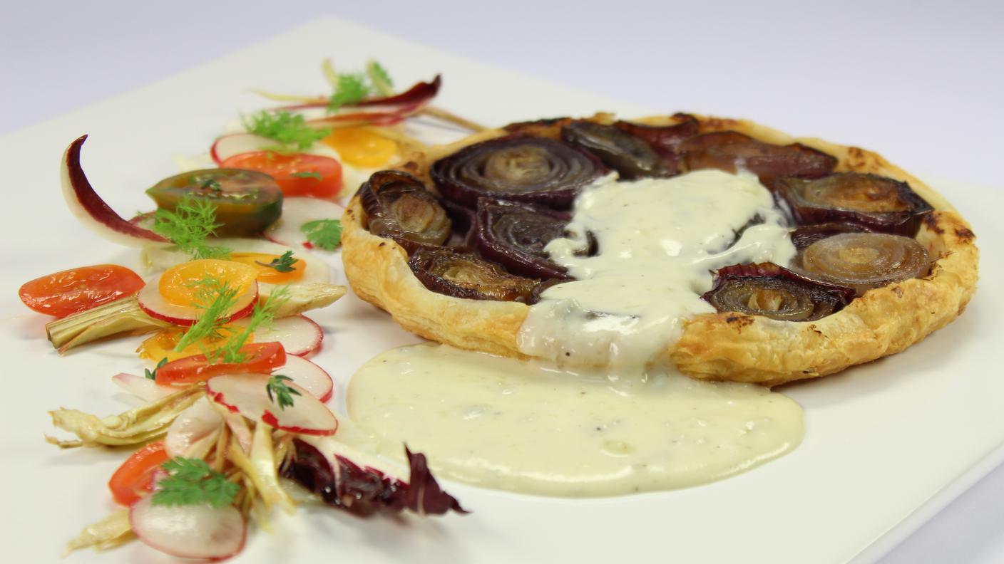 Tarte tatin alle cipolle rosse, crema di gorgonzola e verdure croccanti