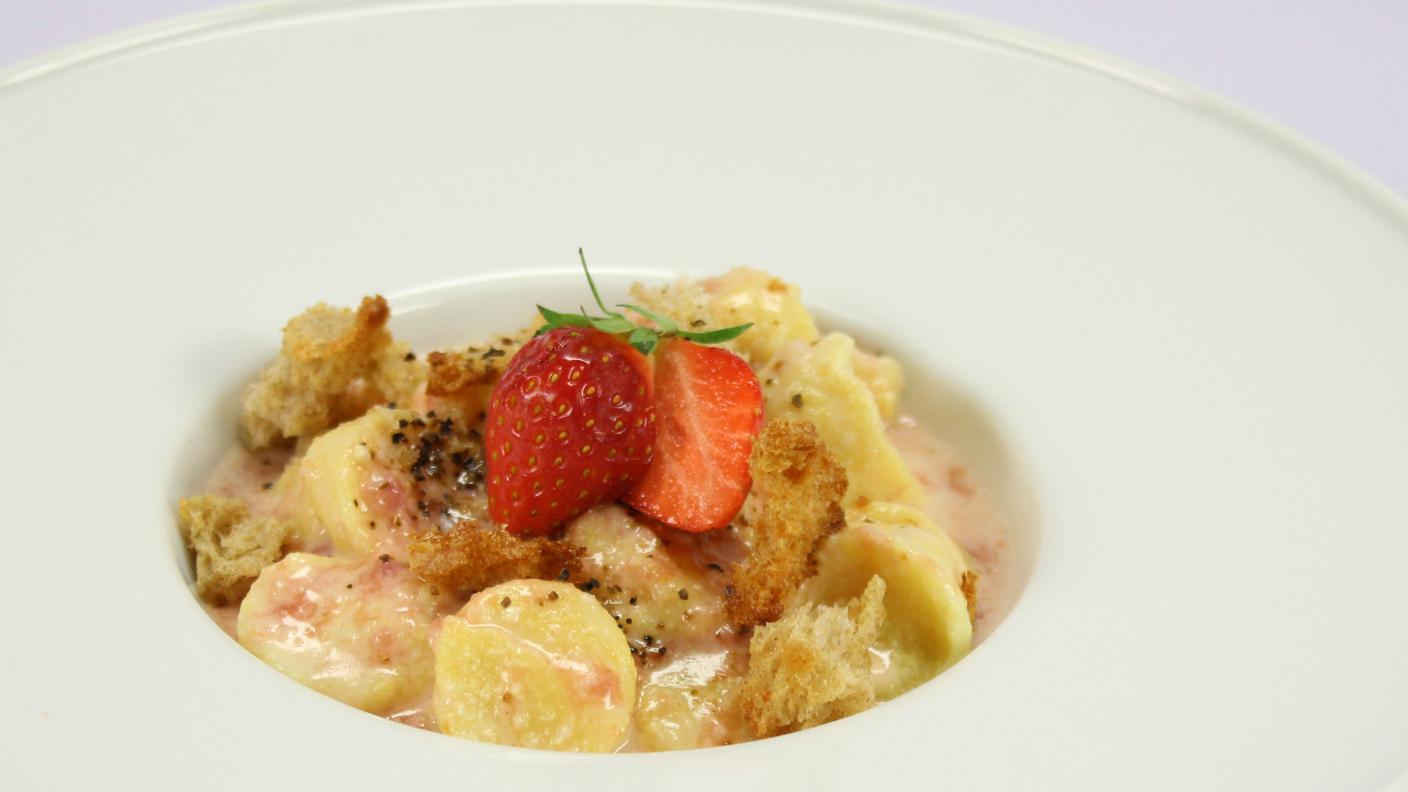 Gnocchi di ricotta nostrana con salsa alle fragole del Piano di Magadino, formagella grassa d'alpeggio e briciole croccanti di pane Vallemaggia