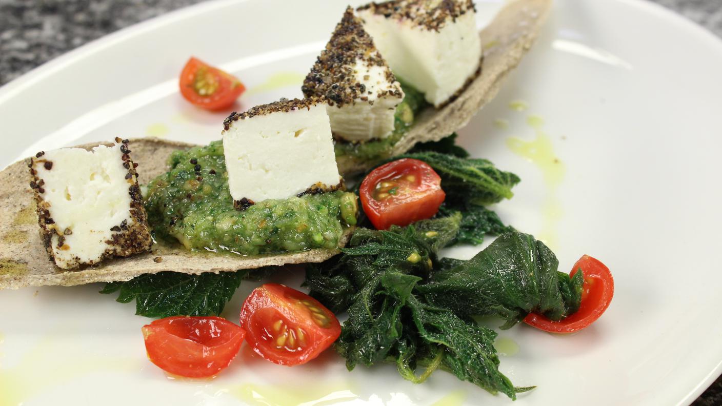 Ricotta della Valposchiavo con i chips al grano saraceno e pesto alle ortiche e noci