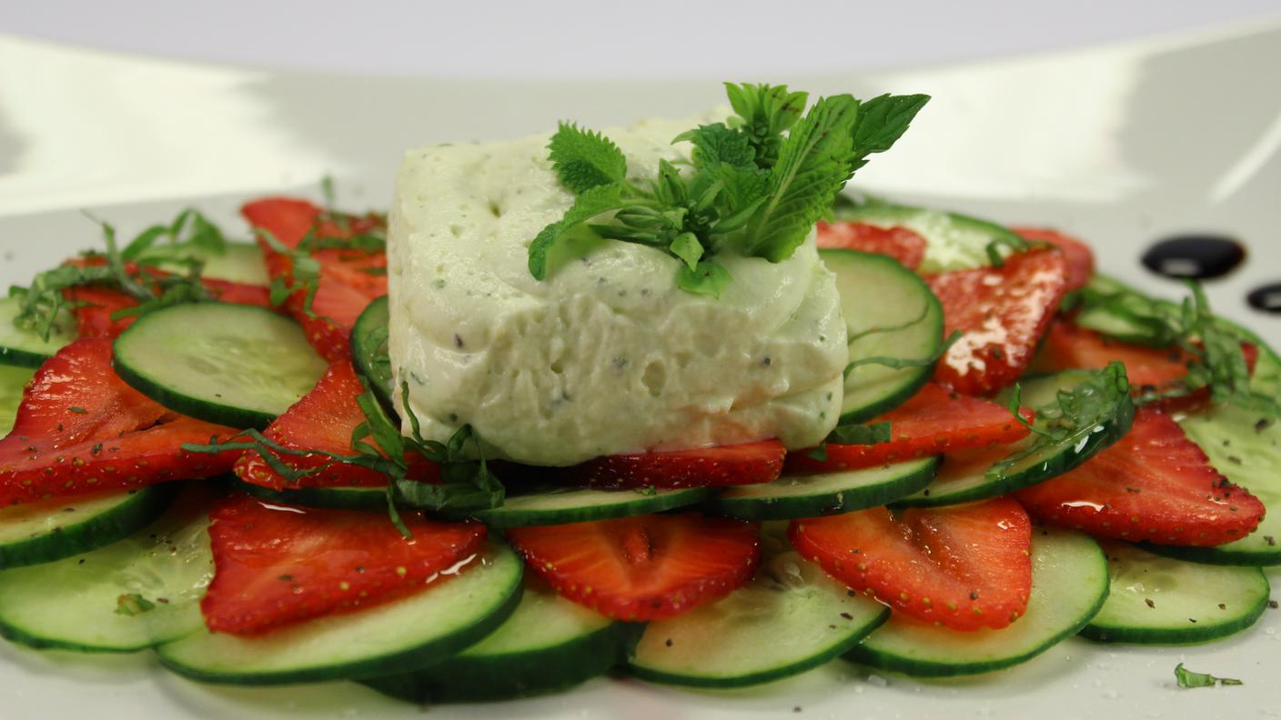 Mousse di robiolina su carpaccio di cetriolo e fragola all'aceto balsamico di uva americana ticinese