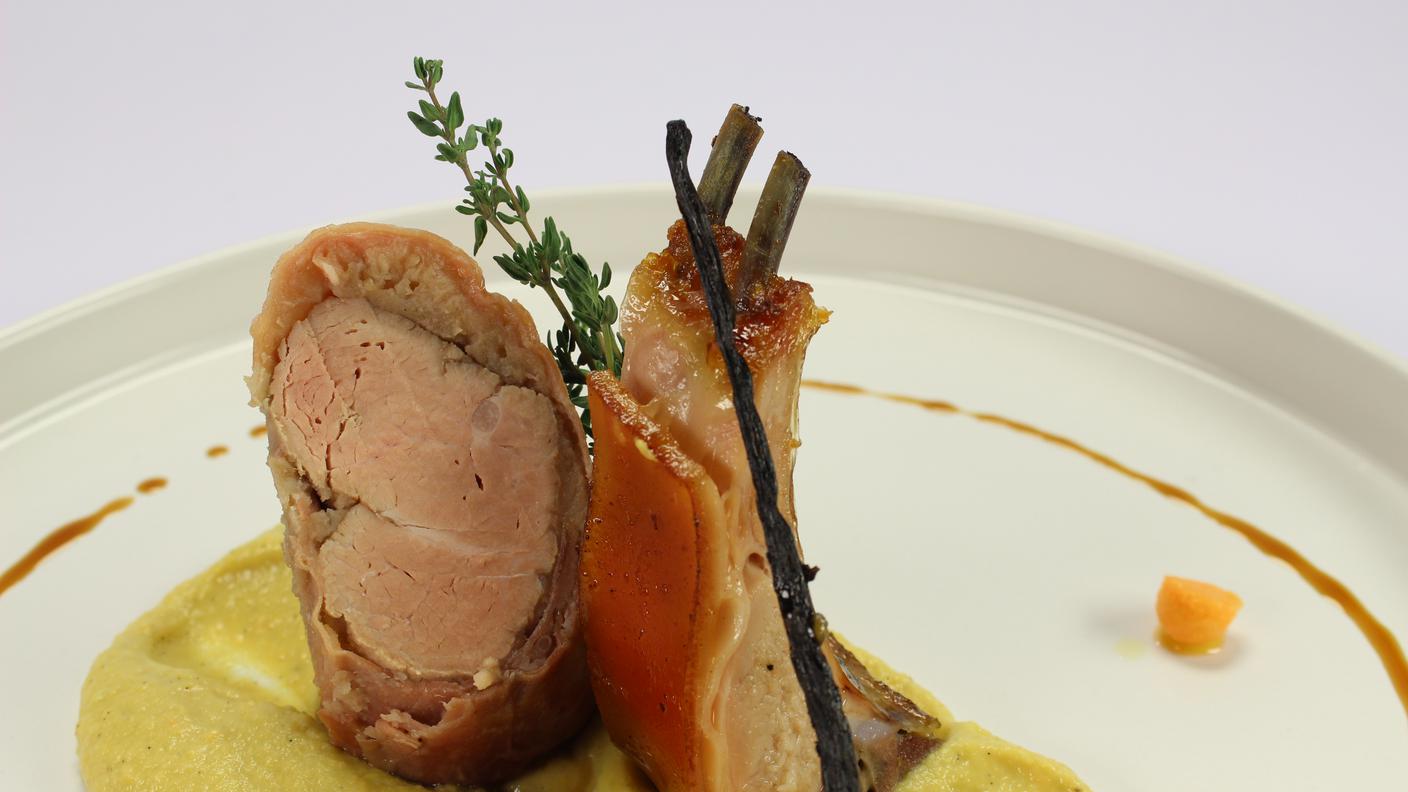 Filetto di maiale in manto di castagne e prosciutto crudo, la sua costoletta con cotenna e purea di avocado