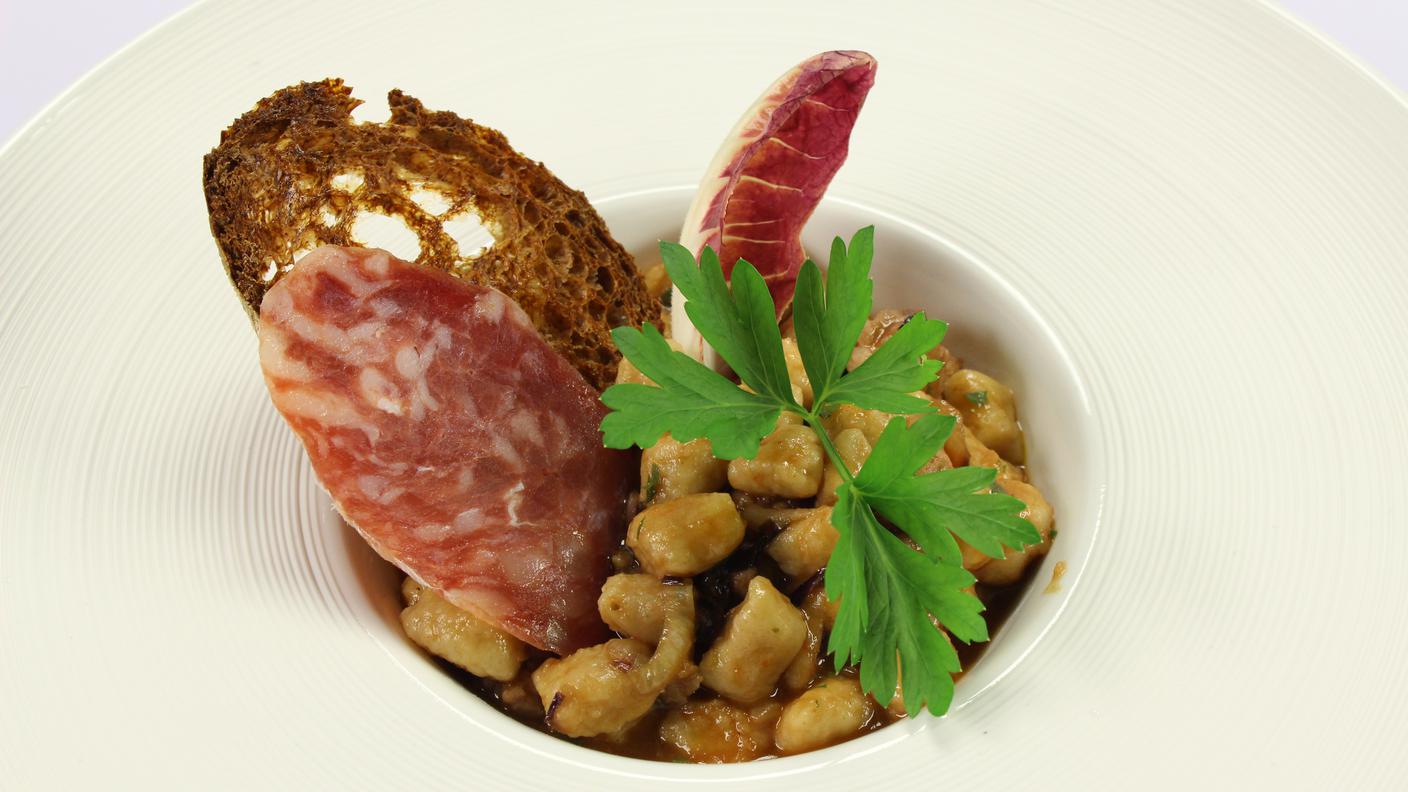 gnocchetti di pane Vallemaggia in ragù di salame, radicchio e Merlot