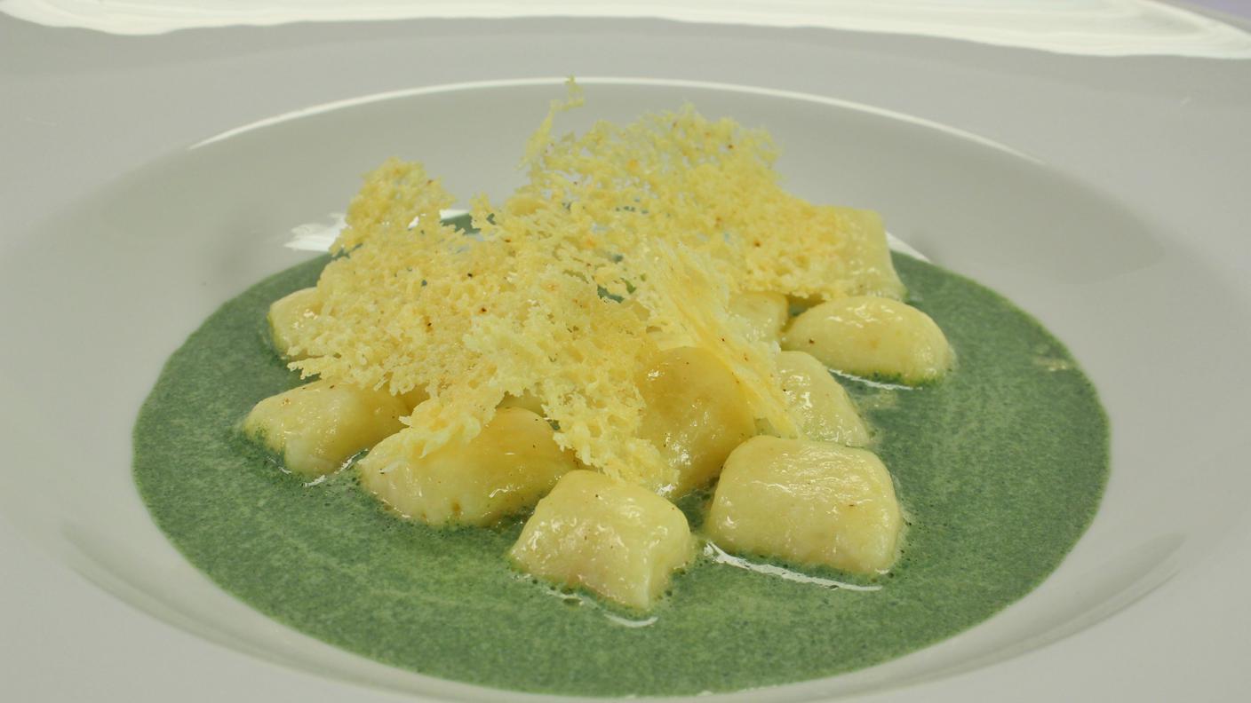 Gnocchi di patate di montagna e bitto su crema di ortiche